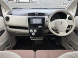運転席まわりはメーターやナビ画面が見渡しやすく、前方の視界も広く感じられます。明るい色合いの内装と落ち着いたシートカラーが組み合わさり、日常の移動にもなじみやすい空間です。