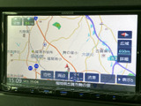 周辺の道路や地名を画面で確認でき、現在地を把握する際に役立ちます。広域表示と詳細表示を選べるため、目的地までの道順確認にも便利です。