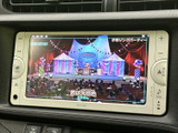 車内のモニターでテレビ映像を楽しめる装備です。停車中の待ち時間も番組を見ながら過ごせるため、車内でのひと休みに活用できます。視聴時は安全な場所に停車してご利用ください。