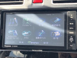 音楽やテレビ、電話番号などのメニューが画面上に整理され、目的の項目を確認しやすい構成です。画面脇のボタンも目に入りやすく、オーディオ関連の設定や情報選択に活用しやすい装備です。