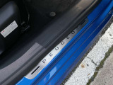 乗車口足元にはPEUGEOTのロゴ入り。