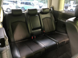 3列目にも横並びのシートを備え、乗車人数に合わせて活用できる室内です。窓から外の景色を楽しめるほか、ヘッドレストやシートベルトも各席に用意されています。