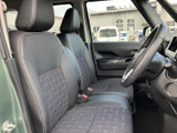前席はゆとりを感じる座面と背もたれで、運転席と助手席それぞれにヘッドレストを備えています。窓から外の様子を確認しやすく、落ち着いた色合いのシートが迎えてくれます。