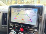 【バックカメラ】運転席から画面上で安全確認ができます。駐車が苦手な方にもオススメな便利機能です。