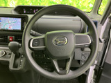 握りやすい形状のステアリングにスイッチ類を配置し、運転姿勢のまま手元で各種操作ができます。メーターやナビも見渡せる運転席まわりで、日常の移動を快適にサポートします。