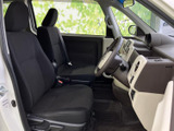 運転席まわりは前方の視界が広く、開放感のある空間です。シートは落ち着いた色合いで、乗り降りの際にもゆとりを感じられます。日常の移動を心地よく支える室内です。