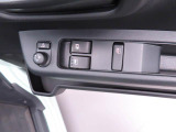 電動ドアミラーとパワーウィンドウのスイッチ。コンパクトにまとまって配置されていて使いやすいですよ