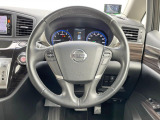 インテリアに合わせたデザインのステアリングは、運転される方のことも考え、運転しやすい形状、大きさです。是非一度、実際に触ってお確かめください。
