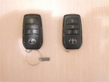 中古車としてスマートキーが2個あるのは重要なチェックポイント!両側の電動スライドドアの開閉ボタンも付いています。離れたところからの開け閉めや、手荷物があるときに便利です♪