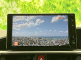 停車中にはテレビ番組などの映像を楽しめる画面を備え、休憩時間も車内で過ごすひとときを快適に演出します。表示が見やすく、日常の使い勝手にも配慮されています。