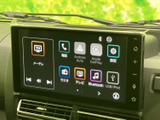 画面にはテレビやラジオ、音楽、電話などのメニューが並び、使いたい項目を見つけやすい構成です。ホームや音量の操作も画面脇にまとまっています。