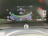 速度や燃料残量、外気温など、運転時に確認したい情報がひと目で分かる表示です。走行に必要な情報をまとめて確認でき、日々の運転をサポートします。
