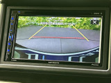 後方映像に加えて目安となるガイド線が表示され、駐車時の位置合わせをサポートします。画面で後ろの様子を確認できるため、車庫入れや狭い場所での後退時に役立ちます。