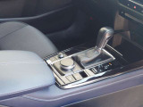 【オートブレーキホールド】停車中にブレーキペダルから足を放しても、ブレーキを自動的に制御して、車両の停車状態を保持する機能です。信号待ちなどの停車時に運転者の負担を軽減します。