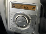 【オートエアコン】一度お好みの温度に設定すれば、車内の温度を検知し風量や温度を自動で調整。暑い&hellip;寒い&hellip;と何度もスイッチ操作をする必要はありません。快適な車内空間には必須の機能ですね♪