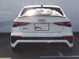 Audiのリヤディフューザーは、車両の後方での空気の流れを整え、乱流を減少させることで、走行安定性を向上させます。またスポーティで洗練された外観を提供し、全体のスタイルに一体感を持たせます。