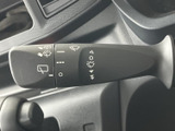 レバーには操作を示すマークが並び、手元で位置を確かめやすい配置です。運転中も視線を大きく外さず扱いやすく、日々の移動を快適にサポートする装備です。