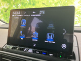 ナビやオーディオなどのメニューが大きく表示され、必要な項目を見つけやすい画面です。スマートフォン連携のメニューも備わり、日々の移動に合わせた機能を選びやすく便利です。