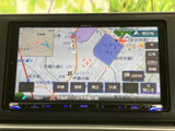 地図を大きく表示できる画面で、現在地や周辺の道路を確認しやすい構成です。画面下部には操作ボタンが並び、目的地の設定や音声の切り替えなど日常の利用を支えます。