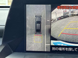 後方映像に加えて車両周辺の俯瞰表示も確認でき、駐車時の安全確認を助けます。目安となるガイドラインも表示され、バックで駐車する際の心強いサポート装備です。