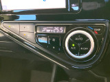 【オートエアコン】一度お好みの温度に設定すれば、車内の温度を検知し風量や温度を自動で調整。暑い&hellip;寒い&hellip;と何度もスイッチ操作をする必要はありません。快適な車内空間には必須の機能ですね♪