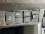 車線逸脱抑制機能や衝突軽減ブレーキを備えた先進安全装備搭載車。ドライバーの安全運転をサポートします。ヘッドライトレベライザーも装備されており、乗車人数や荷物量に応じた照射角度の調整が可能です。