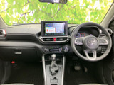 運転席まわりを見渡しやすく、フロントウィンドウからの視界も広々。シートや足元は落ち着いた色調でまとまり、前席で過ごす時間を快適に感じていただける空間です。