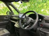 運転席まわりは前方の視界が広く、窓から周囲の様子も確認しやすい設計です。シートは身体を預けやすい形状で、日常の移動も落ち着いて過ごせます。助手席側にもゆとりある空間が広がります。