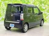 直線を生かしたリアまわりと、側面へつながるすっきりした造形が印象的。濃色の車体にリアガラスが広がり、後ろ姿にもまとまりのあるデザインを感じられます。