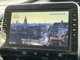 停車中にテレビ映像を楽しめるモニターを装備しています。画面には番組映像と字幕が表示され、休憩中など車を停めている時間をゆったり過ごす際にも活用できます。