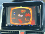 テレビ映像を画面に表示できる装備です。お出かけの合間など、停車中に映像やテレビを視聴でき、車内で過ごす時間をより快適に楽しめます。視聴の際は安全な場所に停車してご利用ください。