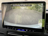 画面には車両後方の映像が表示され、停車時に周囲の様子を確認する際にも役立ちます。見やすい大画面で、映像の内容を把握しやすいのがうれしいポイントです。