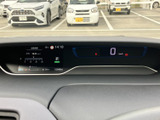 速度表示やシフト位置、車両情報を運転席前方の画面で確認できます。必要な情報がまとまって表示されるため、走行中も視線を大きく移さずに状態を把握しやすい配置です。