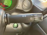 ハンドル横に配置され、運転姿勢のまま手を伸ばしやすいレバーです。表示が確認しやすく、曲がる際や周囲への合図が必要な場面で扱いやすい位置にまとまっています。