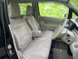 明るい色調のシートと大きな窓が、運転席まわりに開放感をもたらします。前方や左右の様子を確認しやすく、ゆったり座れる空間で日々の移動も心地よく過ごせます。