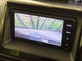 【バックカメラ】駐車時に後方がリアルタイム映像で確認できます。大型商業施設や立体駐車場での駐車時や、夜間のバック時に大活躍!運転スキルに関わらず、今や必須となった装備のひとつです!