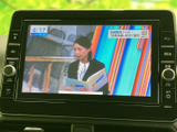 テレビ番組を表示できる画面を備えています。停車中の休憩時間にニュースなどの映像を楽しめるので、お出かけ先で待ち時間がある時にも活用できます。音声と映像で車内時間を過ごせます。