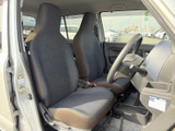 ゆったりとした座面と背もたれで、運転席・助手席ともに落ち着いて座れる空間です。前方や左右の窓から周囲を見渡しやすく、明るい室内で毎日の移動を快適に過ごせます。