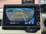 後方の映像にガイド線を重ねて表示し、駐車時に車両後方の状況を確認しやすくします。周囲を目視でも確かめながら、車庫入れや駐車位置の調整に役立ちます。
