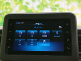 FM・AMラジオやBluetooth、USBなど、選択できる項目が画面にまとまり、使いたい機能を確認しやすい構成です。移動中の音楽や情報の利用にも便利です。
