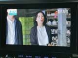 テレビ画面を備えており、停車中に番組を視聴できます。休憩時間などに車内で過ごす際、映像を楽しめる装備です。視聴時は周囲の状況にもご配慮ください。