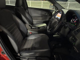 前席はブラックを基調とした落ち着いた空間で、運転席からメーターや前方を見渡しやすい配置です。座面や背もたれの形状も確認しながら、座り心地をお確かめください。