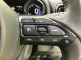 ステアリングのスイッチから、音量や選曲などの操作に加え、運転支援に関する機能も扱えます。手元に操作部が集まり、走行中に必要な設定や切り替えを行いやすい装備です。