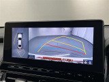 パノラミックビューモニターシステムが付いているので車の上から見た映像が確認できますよ。 一目で車両周辺の情報を確認できますが、直接安全をご確認下さい。