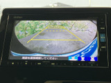 画面には車両後方の映像とガイドラインが表示され、駐車時に周囲との距離感を確認する際に役立ちます。画面上で後方の状況を把握しやすい装備です。