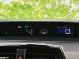 走行に必要な情報が運転席前方にまとまり、速度やシフト位置、警告表示などを確認しやすい配置です。表示が整理されているため、必要な情報を把握しながら運転できます。