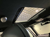 ルーフで明るい車内と開放感あるドライブをお楽しみいただけます。