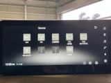 AM・FMに加えてBluetoothやHDMIなど、音源の選択肢が画面に並びます。項目がアイコンで整理されているので、使いたいメディアを見つけやすく、日常の音楽再生に便利です。