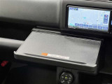 ナビモニター前には出し入れのできるテーブルついてます!