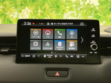 タッチ画面にはナビや電話、FM、スマートフォン連携などのメニューが並び、目的の項目を見つけやすい構成です。画面周辺には音量調整などの操作部も備わり、日常の移動を便利にサポートします。